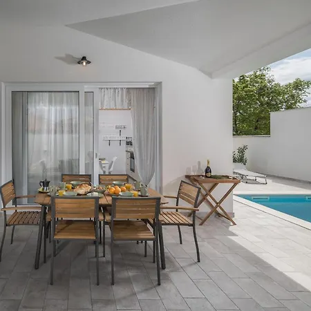 Spacious House In Istria Peroj