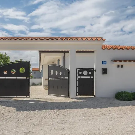 Villa Spacious House In Istria Peroj